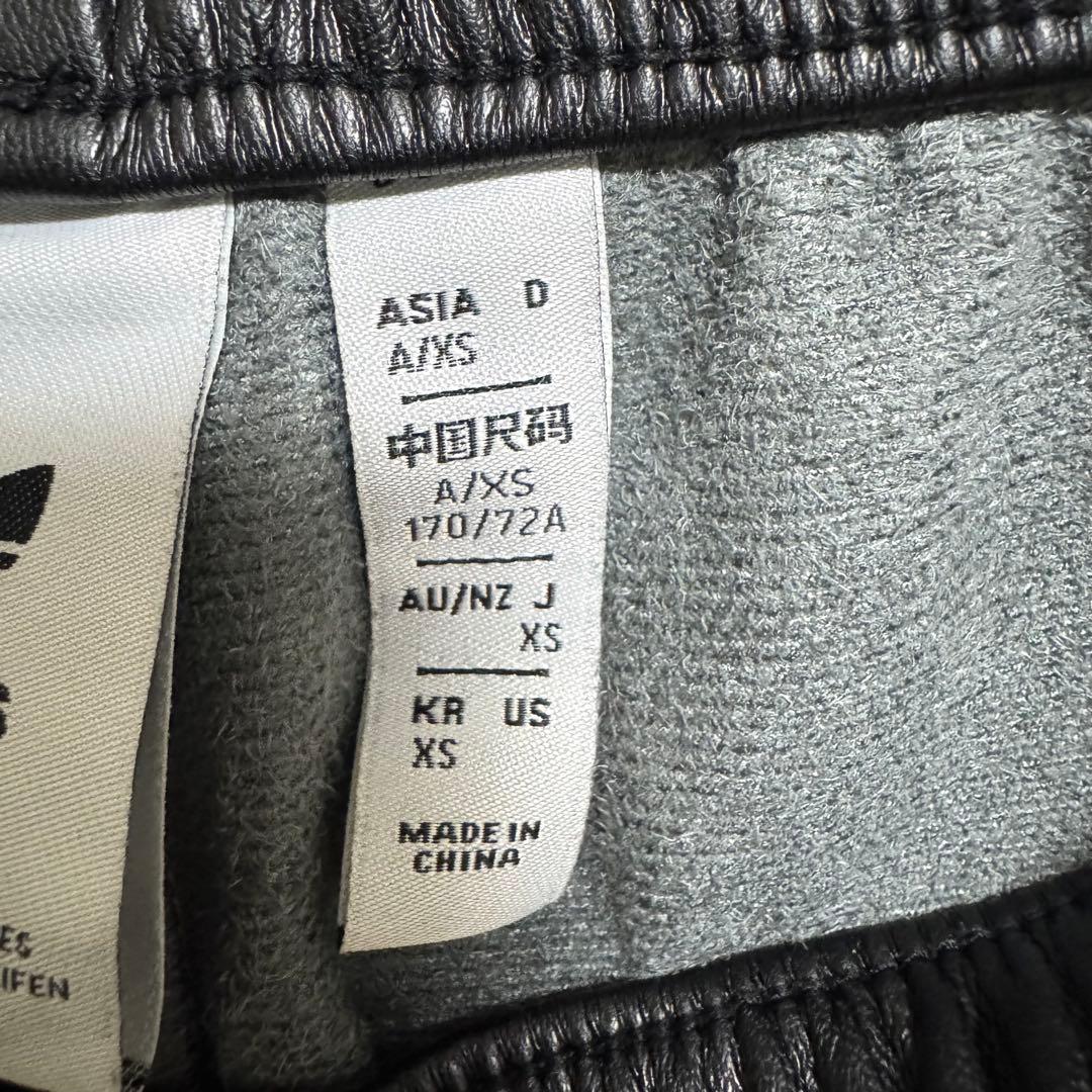 即完売品　希少　アディダス　オリジナルス　フェイクレザー　パンツ　XSサイズ