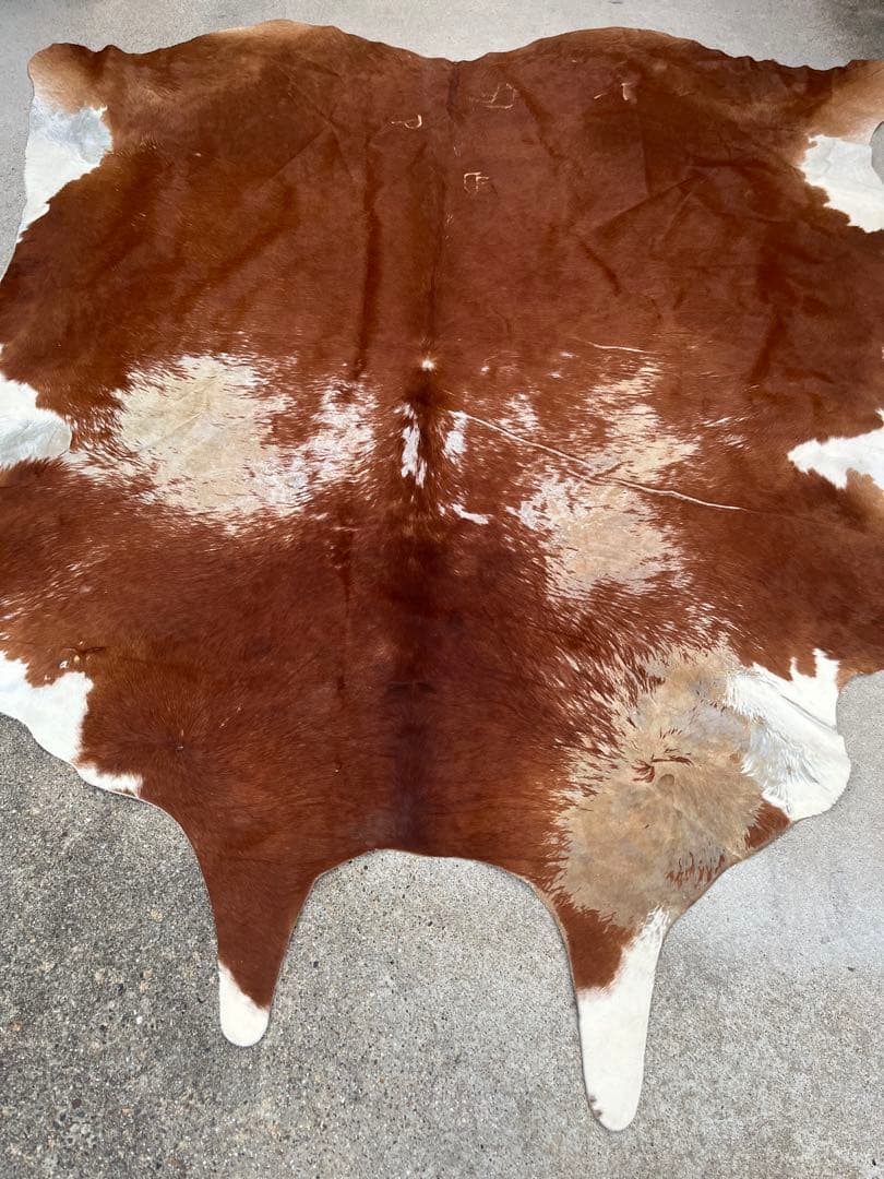 天然牛革ラグ 茶色と白の模様