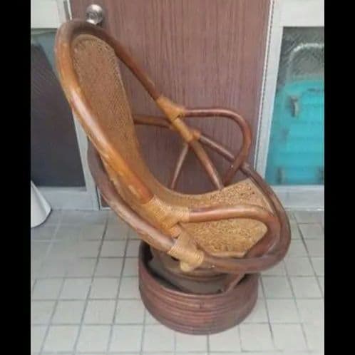 帰省中のみのお取り引きしっかりしたつくりの木製回転椅子です