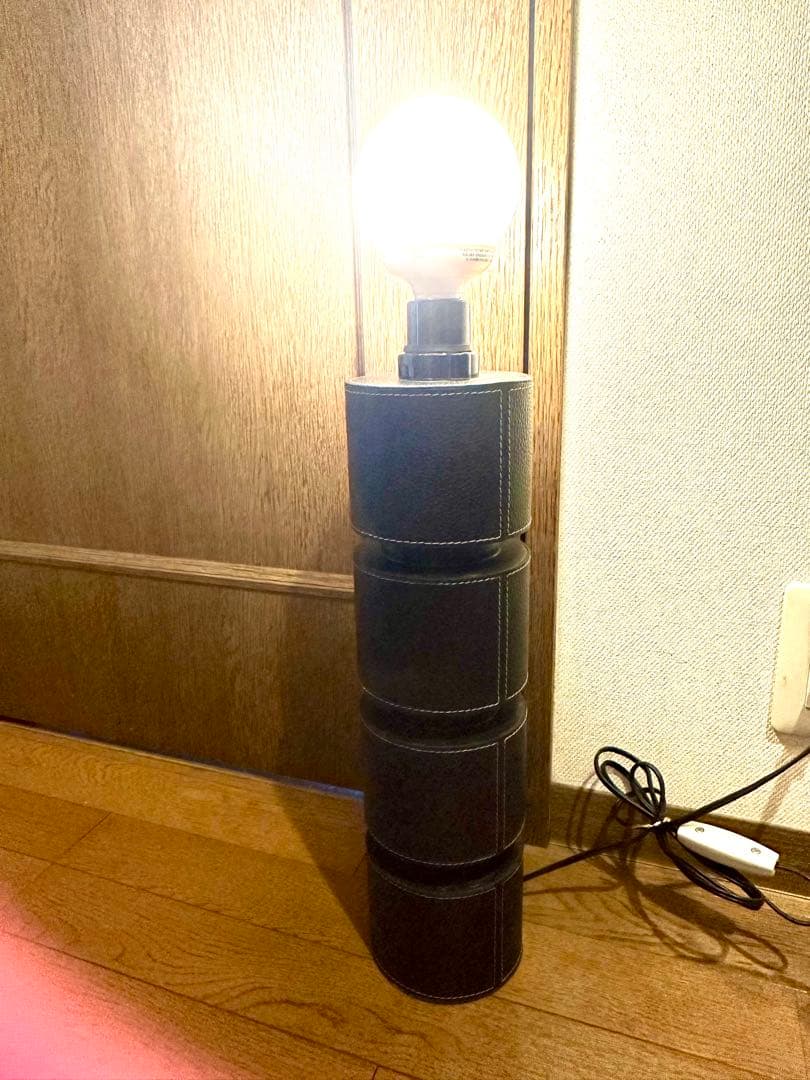 「黒フロアスタンド」牛革に凸凹加工のオシャレ円柱形