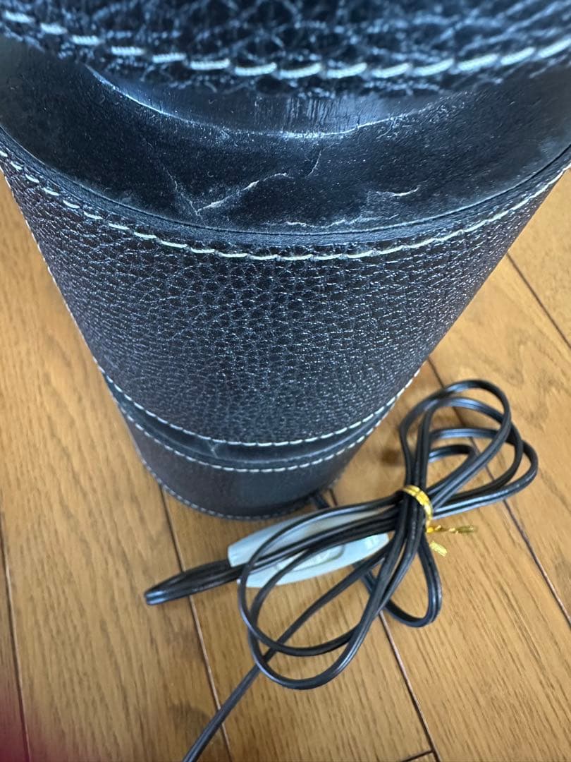 「黒フロアスタンド」牛革に凸凹加工のオシャレ円柱形