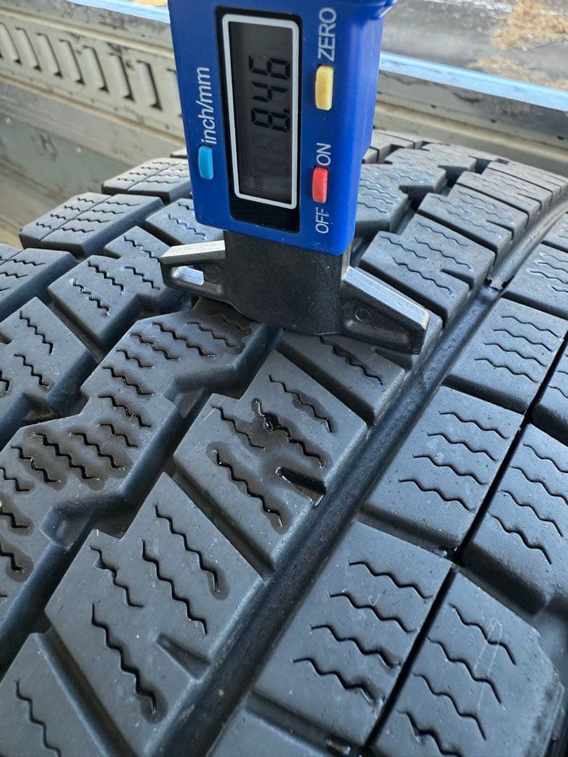 ダンロップスタッドレス195／80R15 107／105L LT