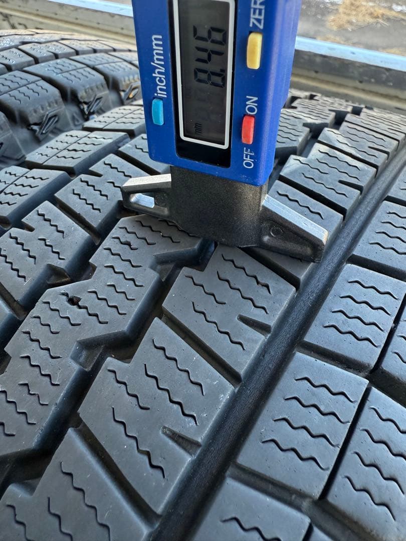 ダンロップスタッドレス195／80R15 107／105L LT