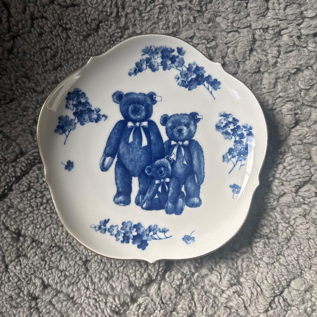 クマのイラスト 波型皿