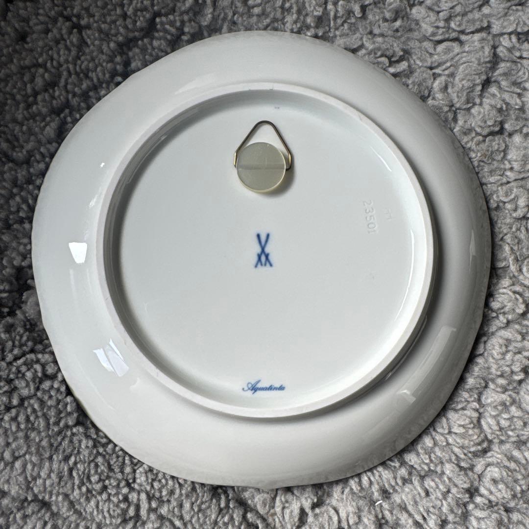 クマのイラスト 波型皿