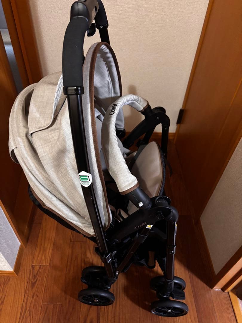 Combi birthdayコラボのベージュベビーカー