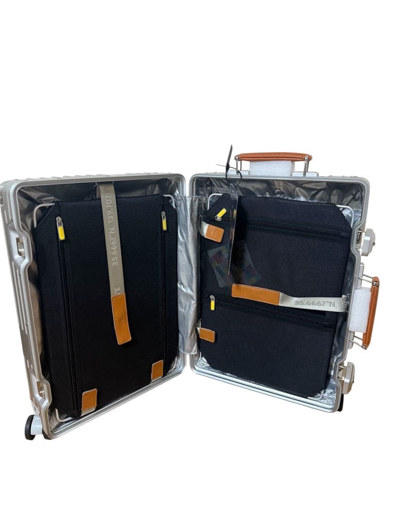 イノベータースーツケース　INV1811 Sterling Silver 36L