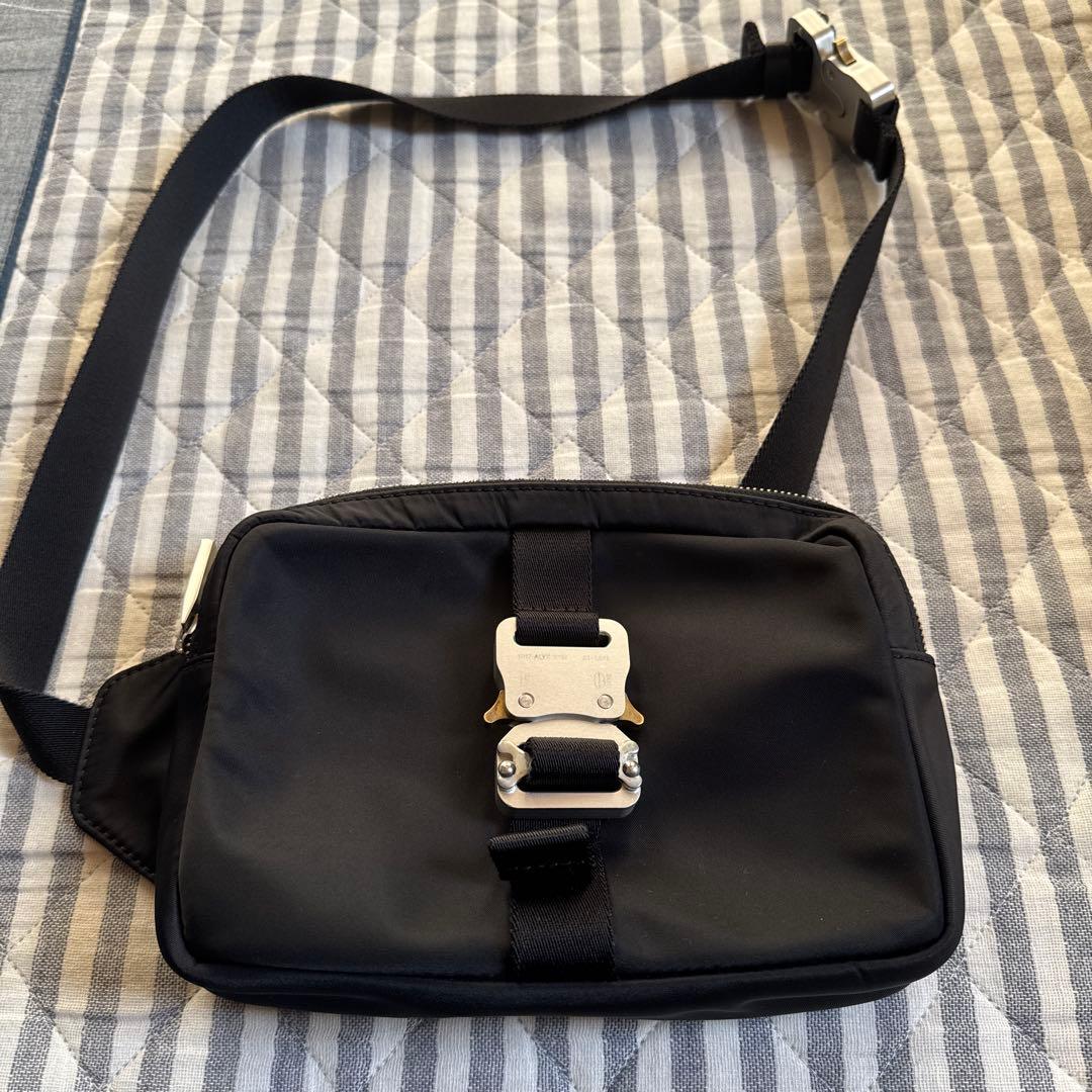 1017-ALYX-9SM ブラックショルダーバッグ