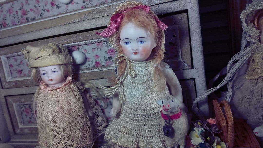 Hertwig❀アンティークビスクドール　おさげの女の子♪小物付