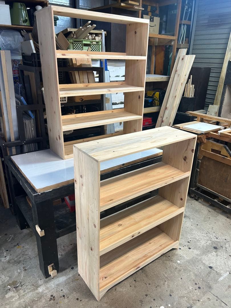 無垢材を使用したハンドメイドの本棚