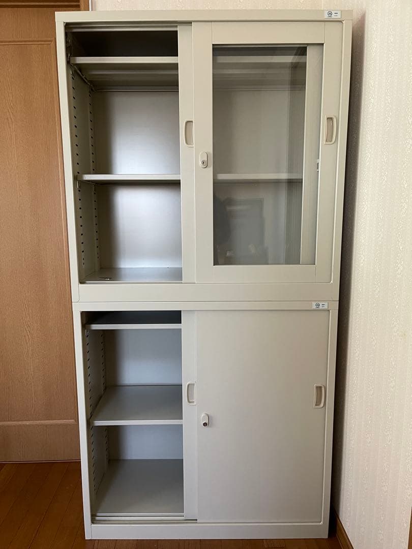 鍵付きオフホワイトキャビネット 上部ガラス扉付き