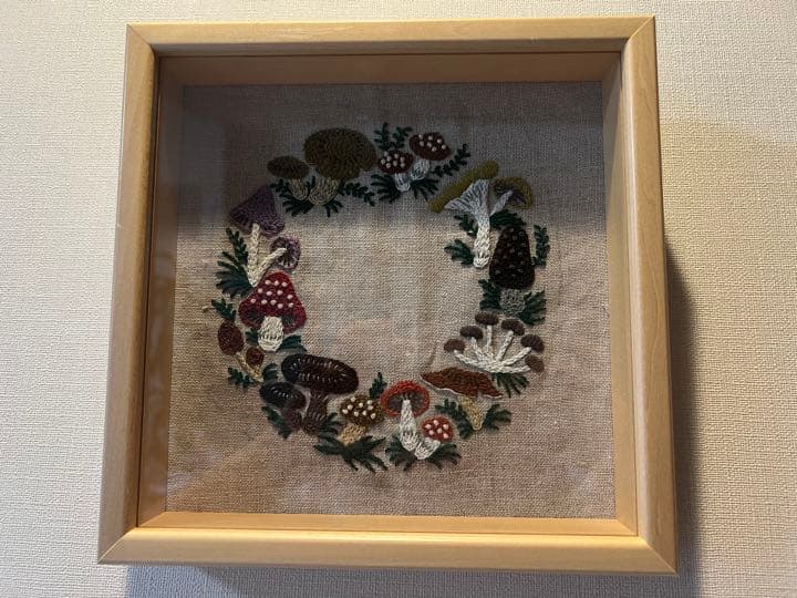 ハンドメイド手刺繍　刺しゅうフレーム　きのこのリース