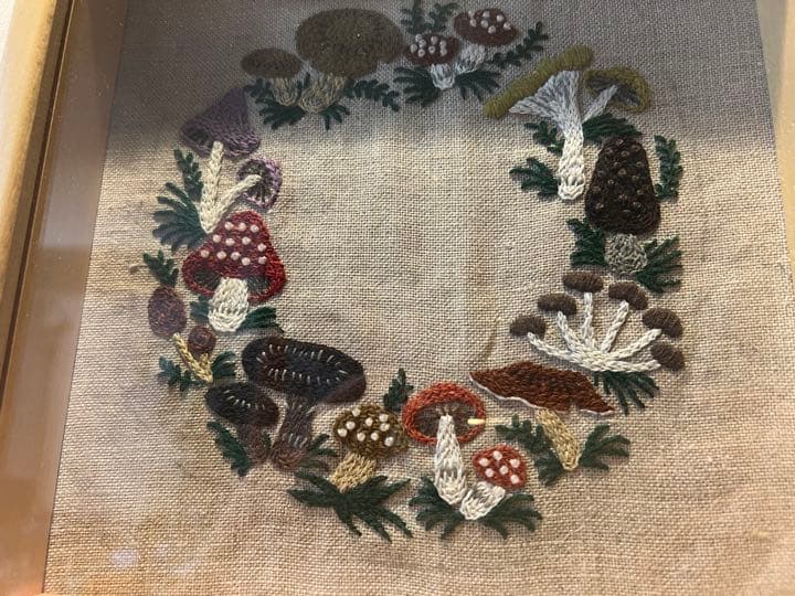 ハンドメイド手刺繍　刺しゅうフレーム　きのこのリース