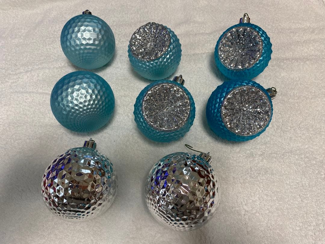 青と銀のクリスマスツリー 本物のモミの木に近い質感　沢山の装飾にサンタ帽付き