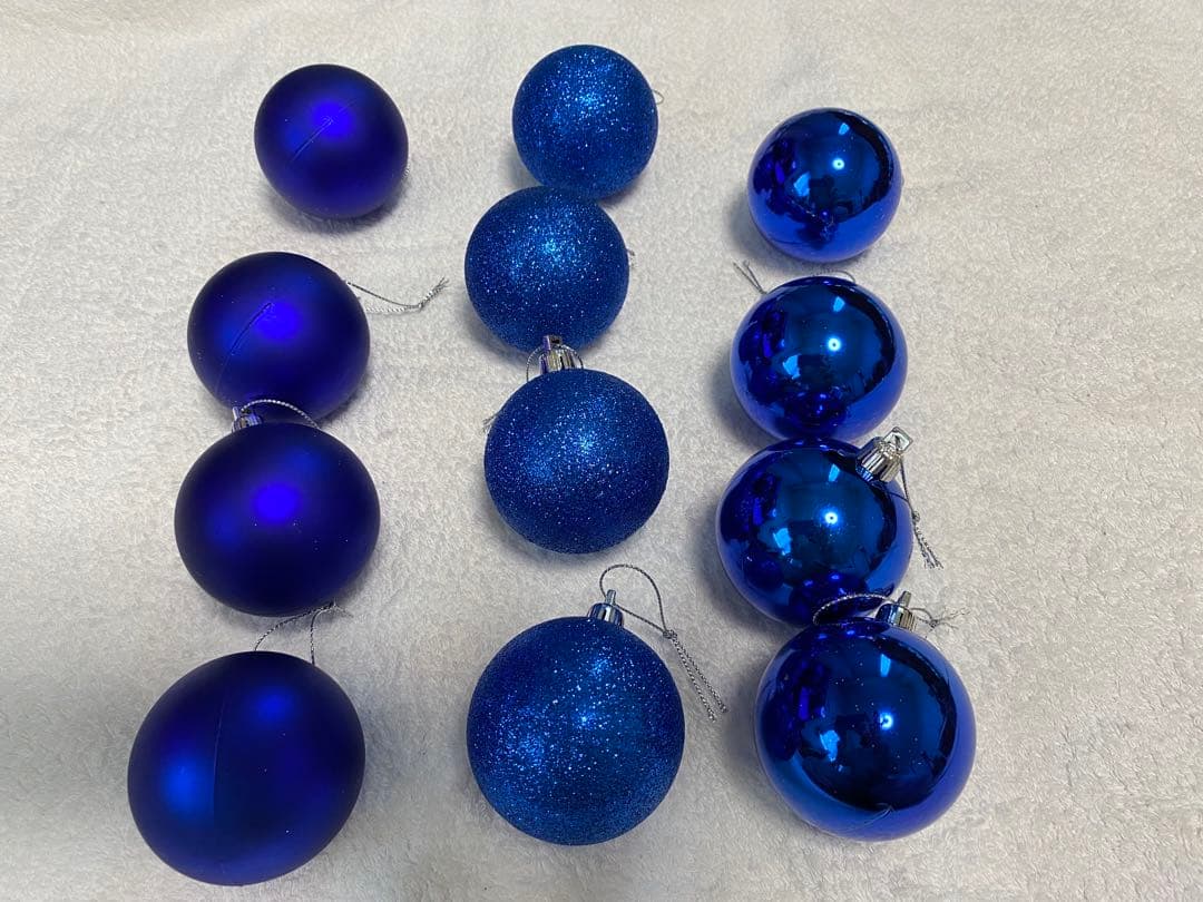 青と銀のクリスマスツリー 本物のモミの木に近い質感　沢山の装飾にサンタ帽付き