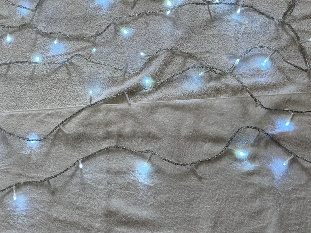 青と銀のクリスマスツリー 本物のモミの木に近い質感　沢山の装飾にサンタ帽付き