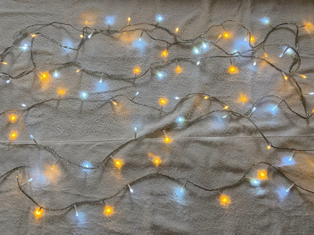 青と銀のクリスマスツリー 本物のモミの木に近い質感　沢山の装飾にサンタ帽付き