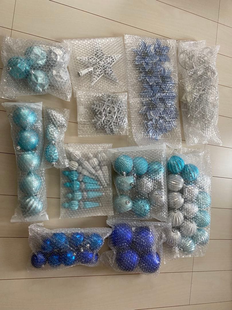 青と銀のクリスマスツリー 本物のモミの木に近い質感　沢山の装飾にサンタ帽付き