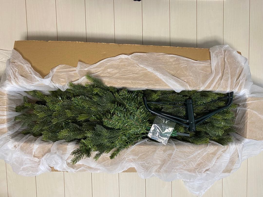 青と銀のクリスマスツリー 本物のモミの木に近い質感　沢山の装飾にサンタ帽付き