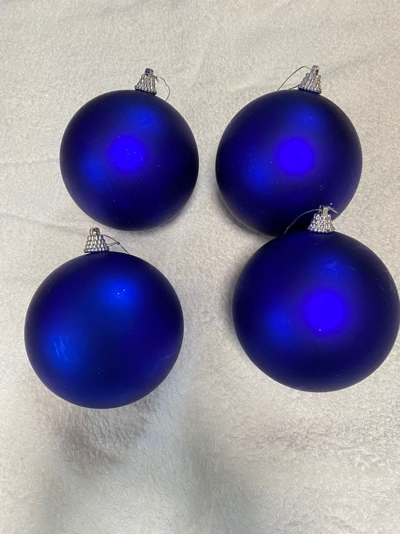 青と銀のクリスマスツリー 本物のモミの木に近い質感　沢山の装飾にサンタ帽付き