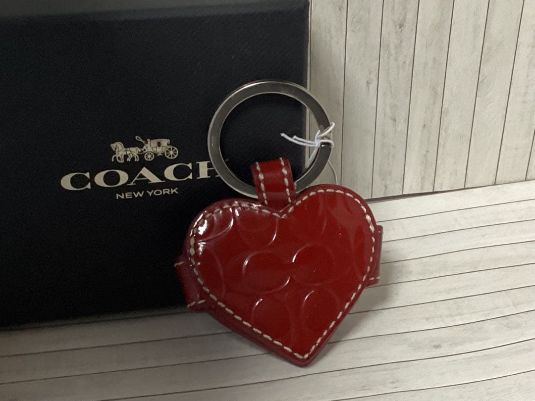 美品タグ付きコーチCOACH ハート型キーホルダー レッド本物写真入れハート