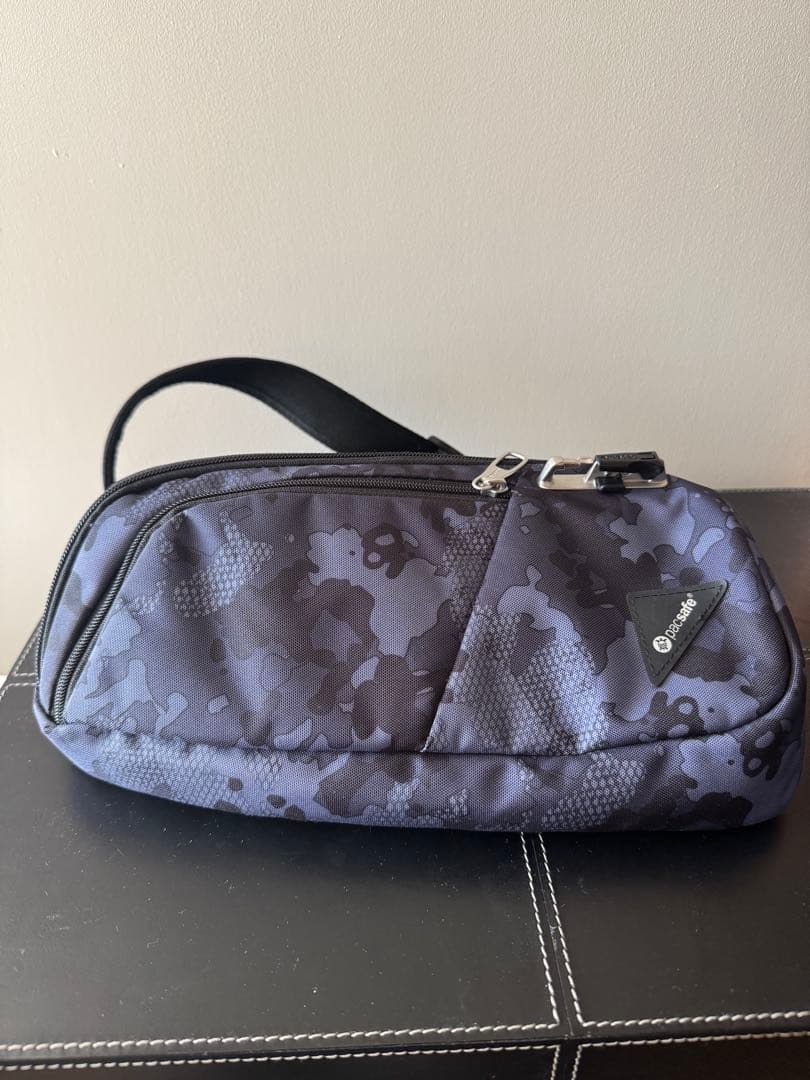pacsafe VIBE150ダークカモフラージュ ボディバッグ未使用