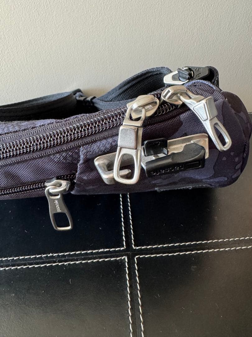 pacsafe VIBE150ダークカモフラージュ ボディバッグ未使用