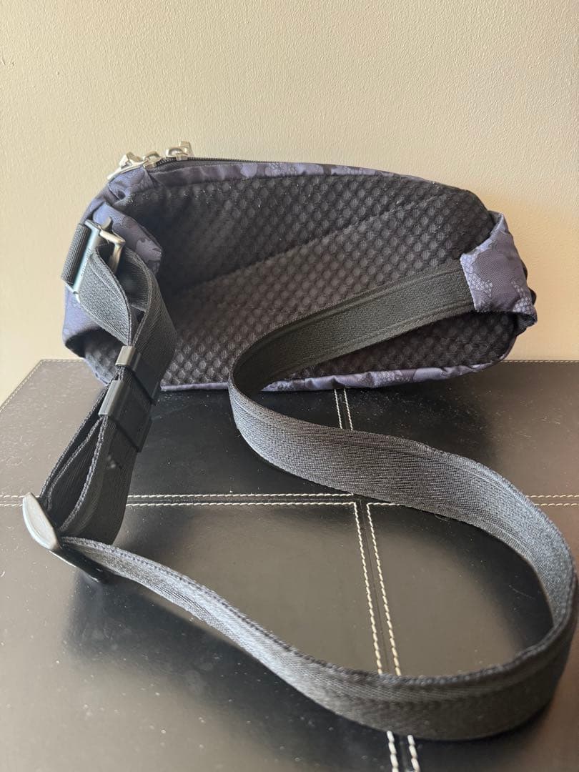 pacsafe VIBE150ダークカモフラージュ ボディバッグ未使用