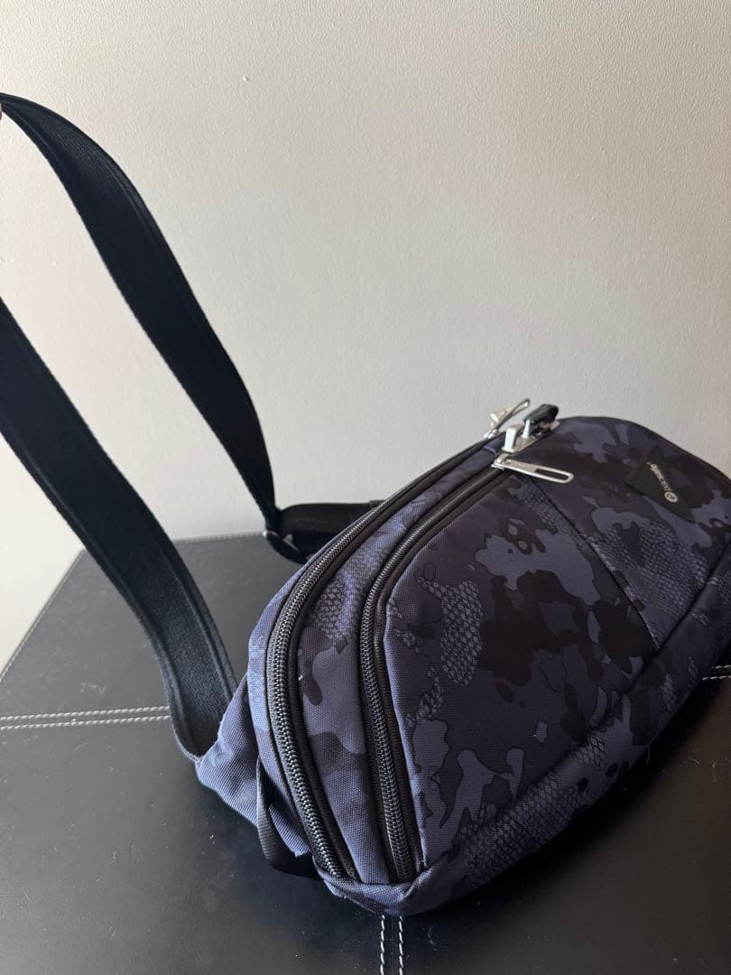 pacsafe VIBE150ダークカモフラージュ ボディバッグ未使用