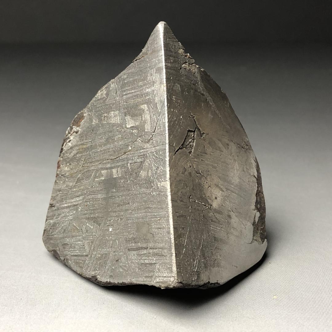 アルタイ隕石 鉄隕石　外皮付き隕石　エンドカット　原石　重さ約553ｇ