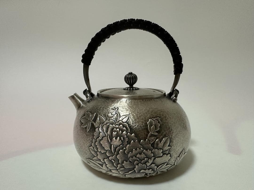 純銀製 牡丹彫り 槌目 菊摘 湯沸 銀瓶 煎茶道具