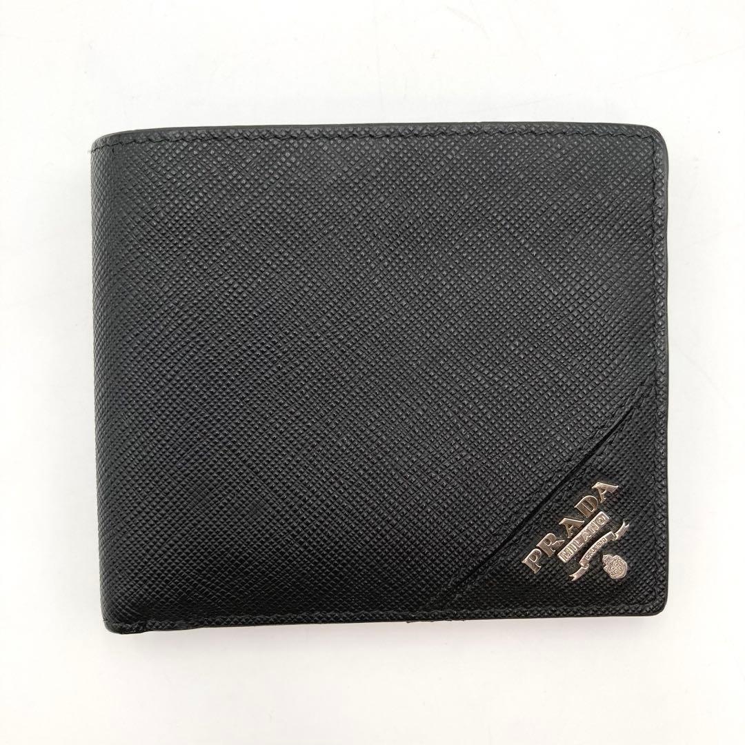 近年！極美品✨ PRADA 二つ折り財布 サフィアーノレザー 黒 メタルロゴ