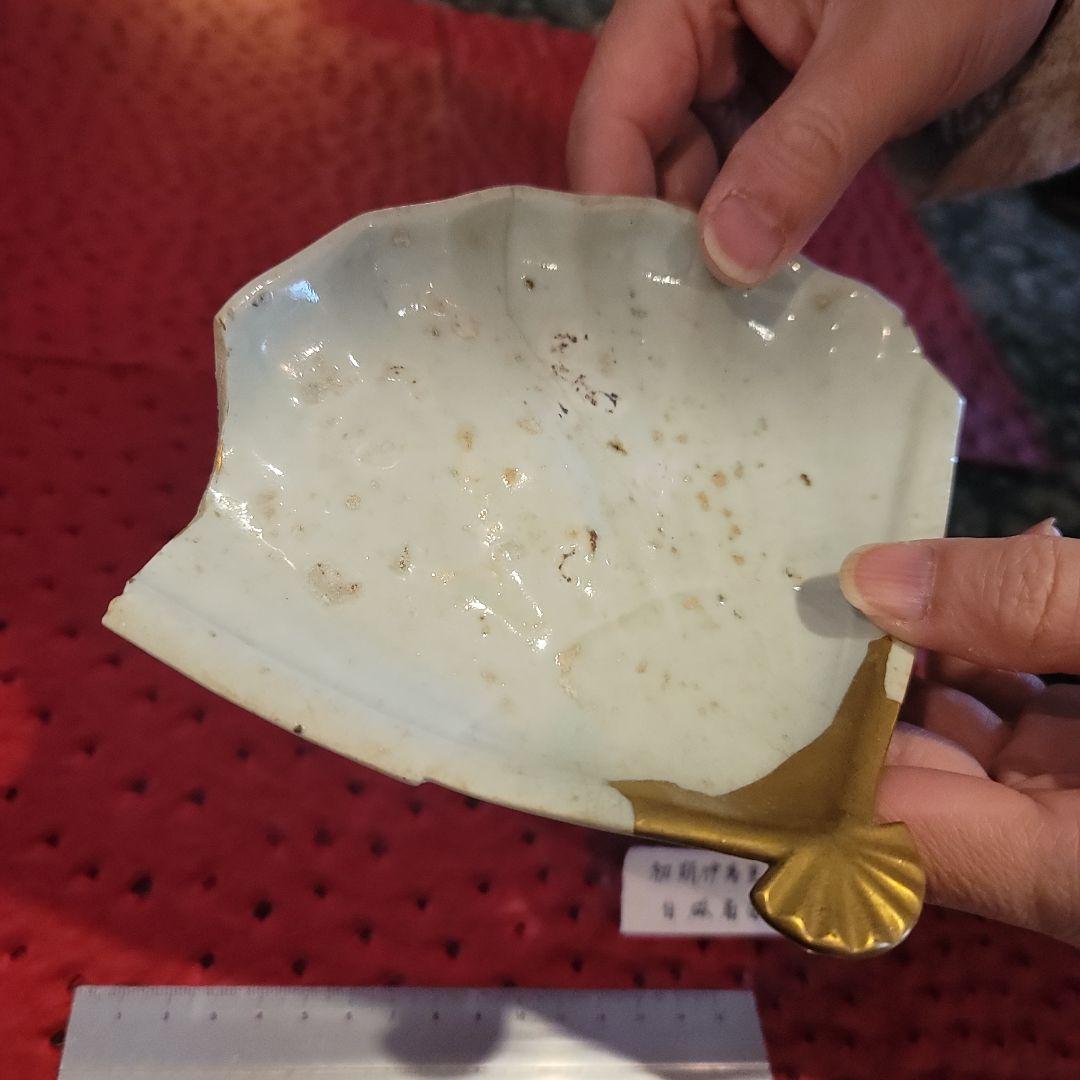 初期伊万里の白磁扇面皿陶片