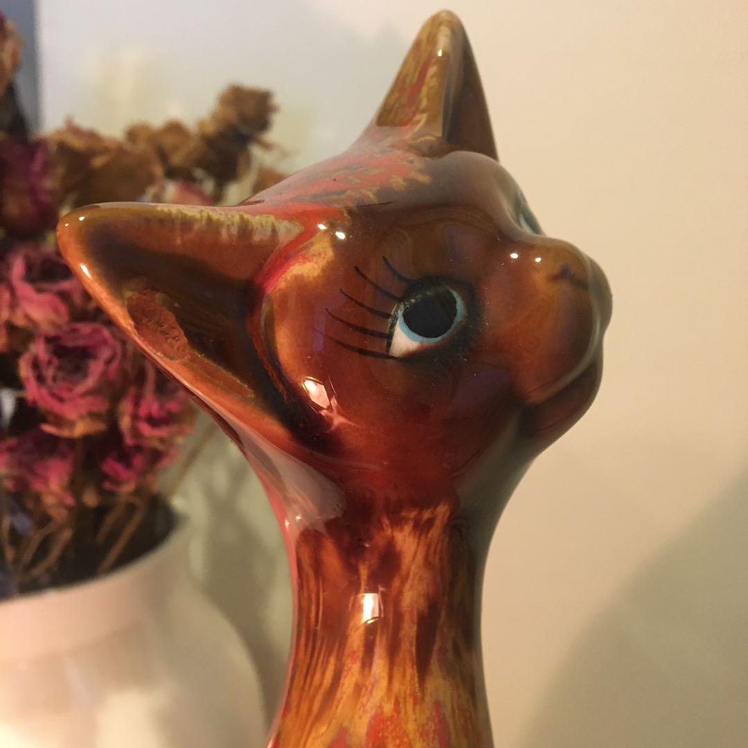 アメリカビンテージ手描きの瞳やまつ毛が美しく、模様が芸術的な猫ちゃんの陶器