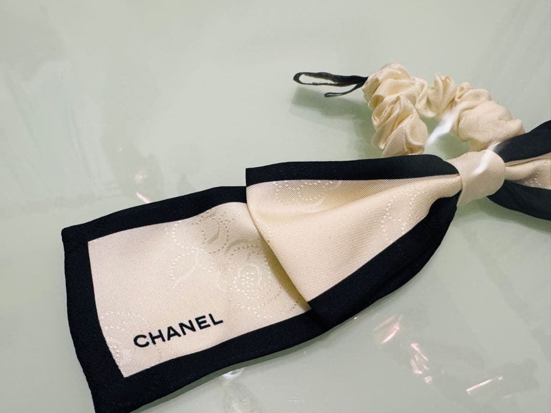 CHANEL [新品未使用]箱入り袋入りシュシュ カメリア白　ヘアゴムヘアアクセ