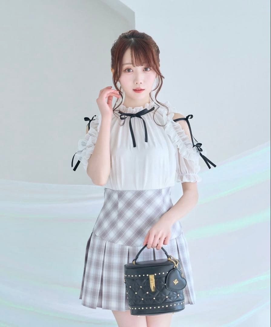 ロゼミューズ shoulder frills blouse ホワイト