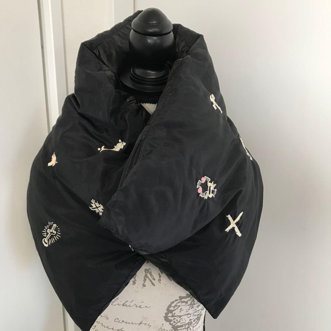 ブランド古着！FACETASM ダウンマフラー 十字架 刺繍 デザイン ブラック