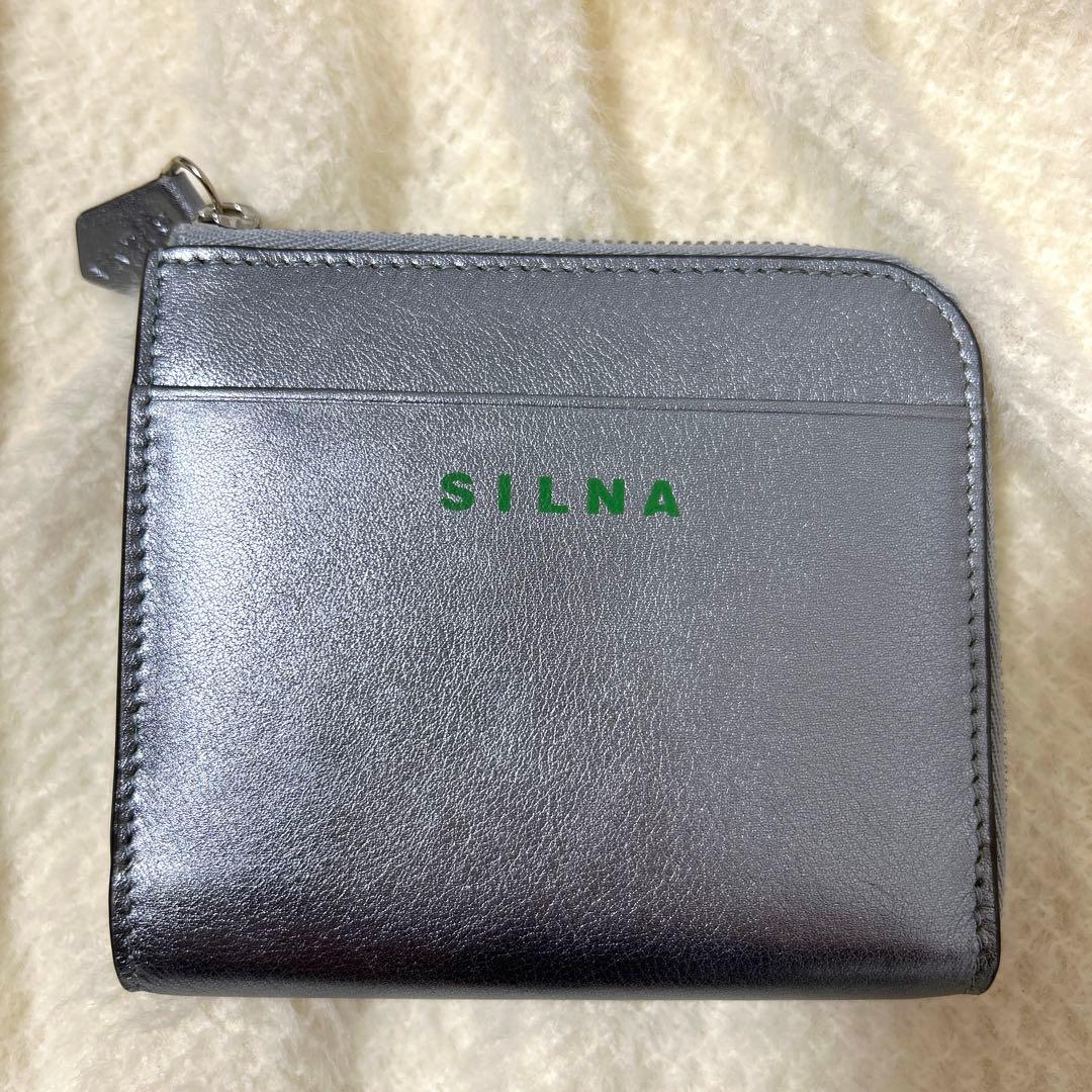 はな　SILNA メタリックシルバー 二つ折り財布　牛革　ミニサイフ