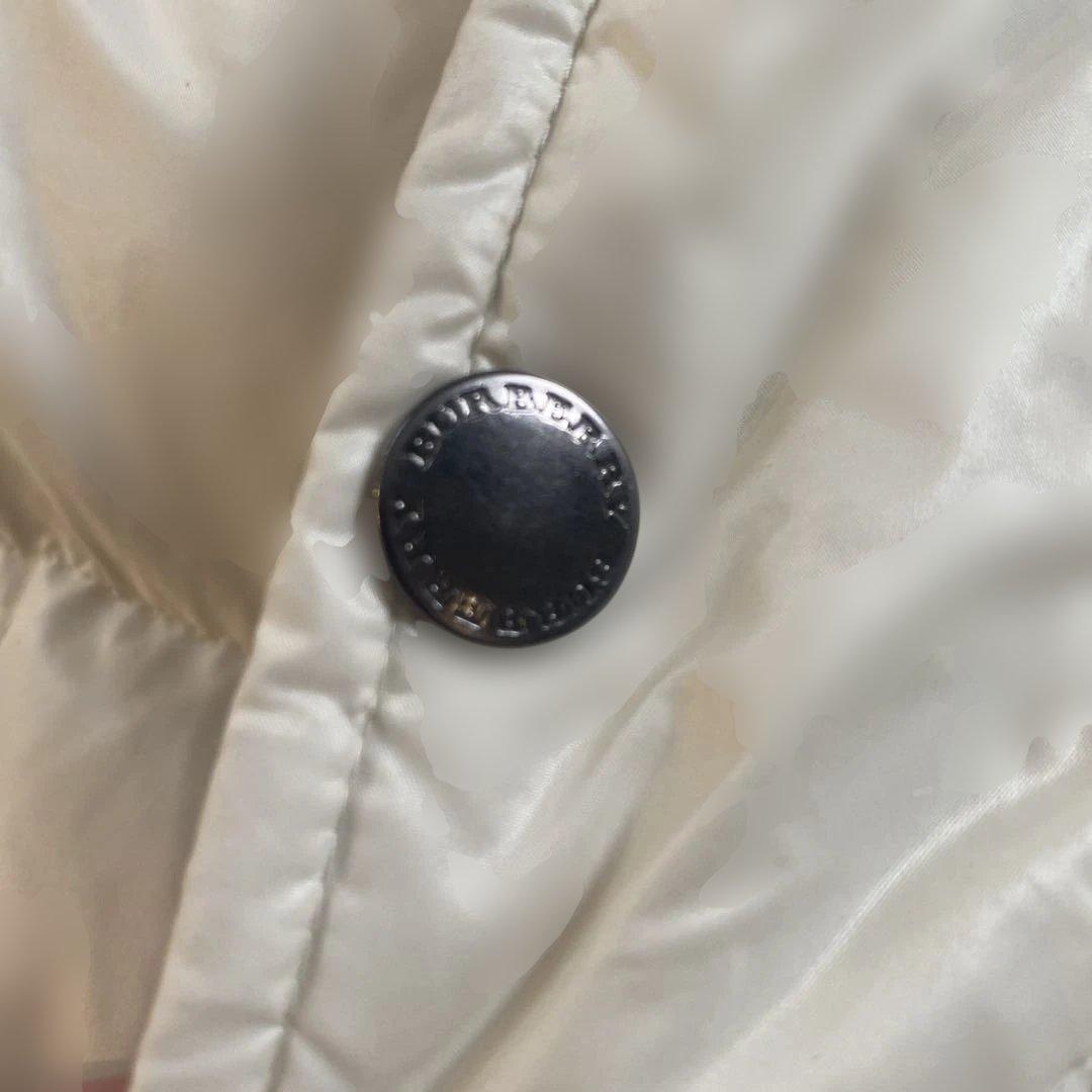 即完売品バーバリー　オフホワイトダウンジャケット フード付き