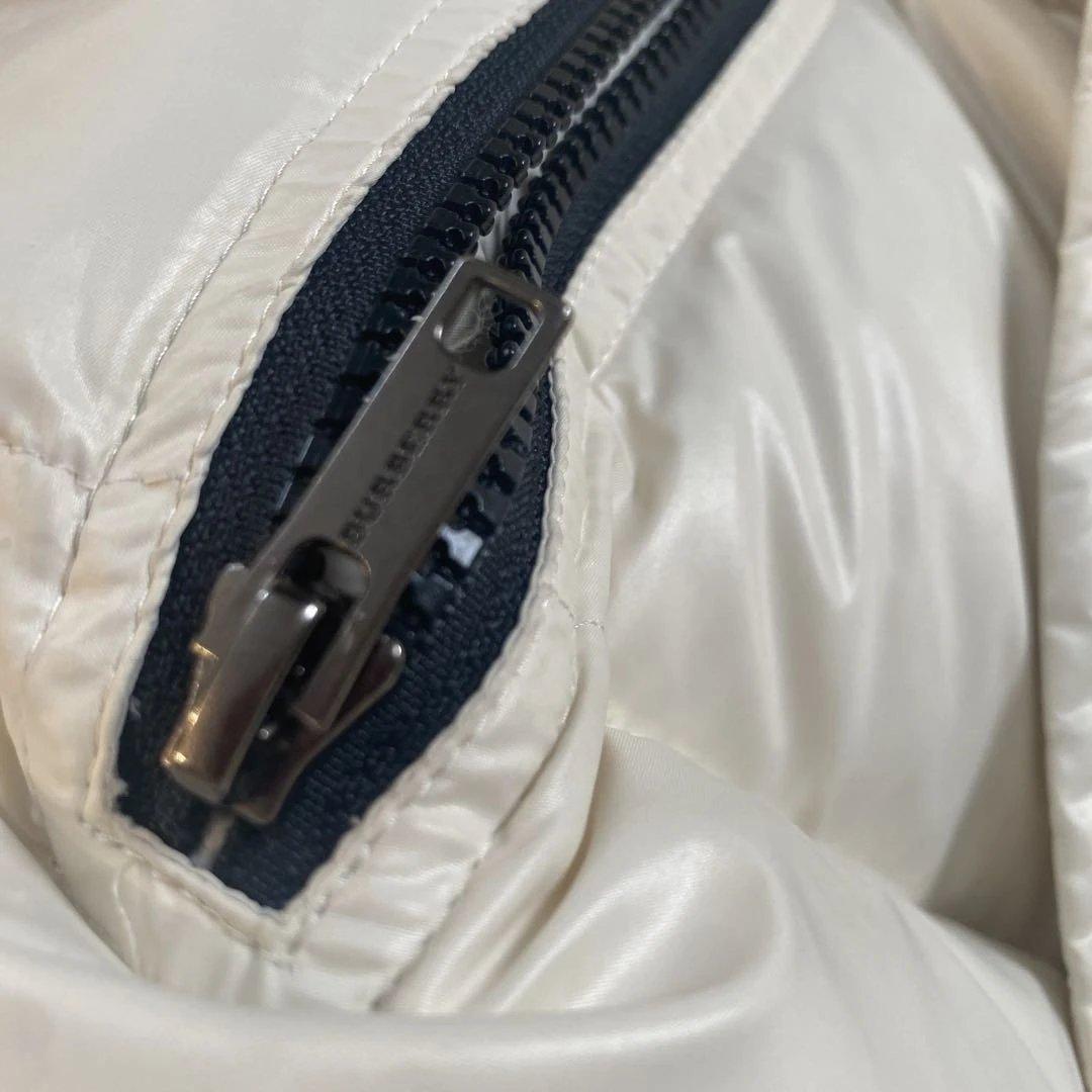 即完売品バーバリー　オフホワイトダウンジャケット フード付き