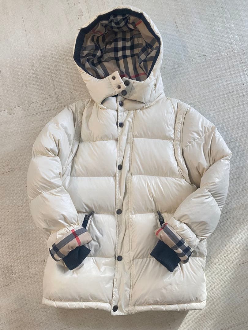 即完売品バーバリー　オフホワイトダウンジャケット フード付き