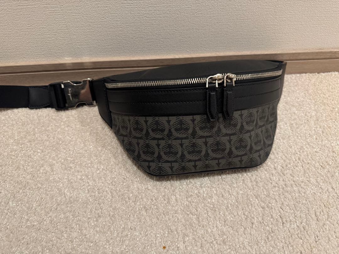 【セナ様Salvatore Ferragamo ボディバック ガンチーニ　レザー