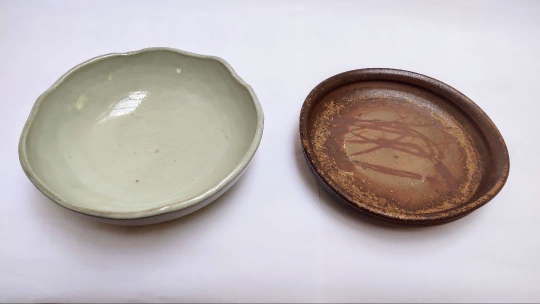 緑色波型皿と茶色平型皿セット