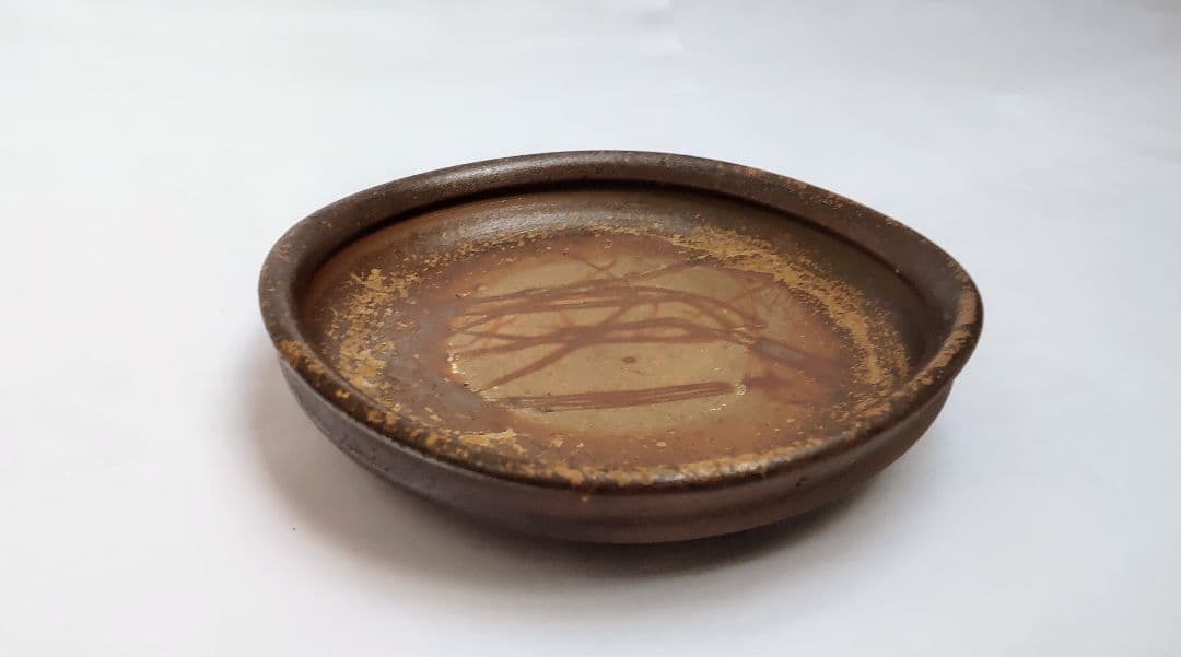 緑色波型皿と茶色平型皿セット