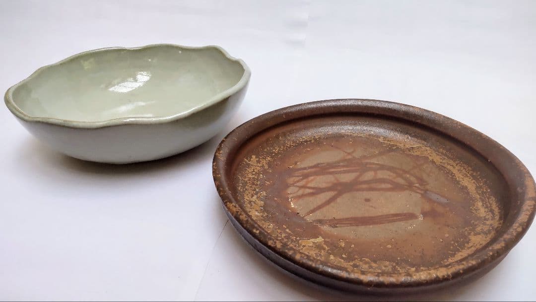 緑色波型皿と茶色平型皿セット