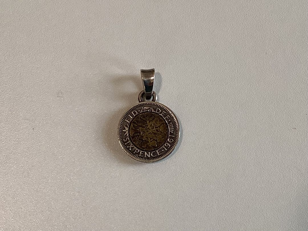 (O_O) アクアシルバー　幸せの６ペンスペンダントヘッド