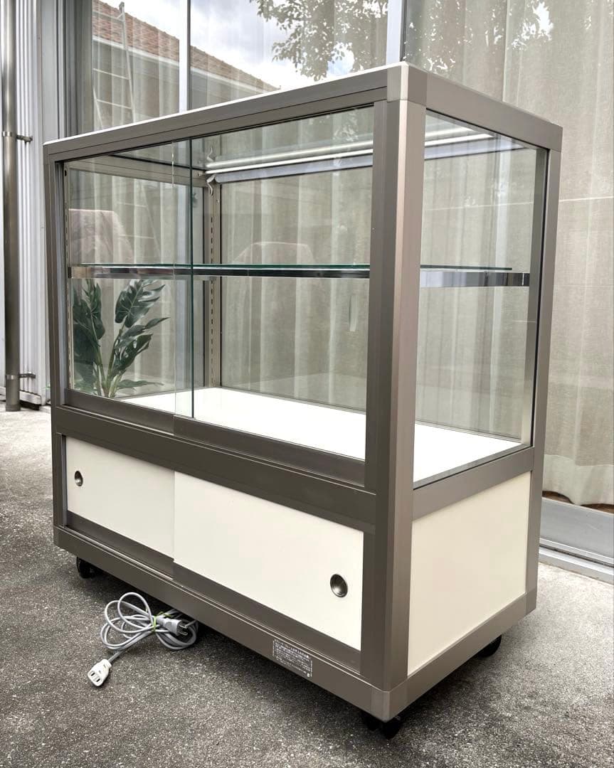 ◆引き取り限定◆エクシード　ガラスショーケース　24万　ストック付き　　照明付き