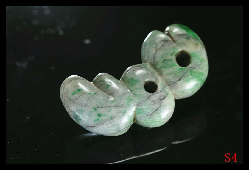 縄文期　極希少　糸魚川ろうかん硬玉本翡翠製　翠緑白色穿孔異状蚕獣形勾玉　出土石器