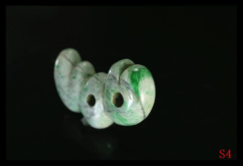 縄文期　極希少　糸魚川ろうかん硬玉本翡翠製　翠緑白色穿孔異状蚕獣形勾玉　出土石器