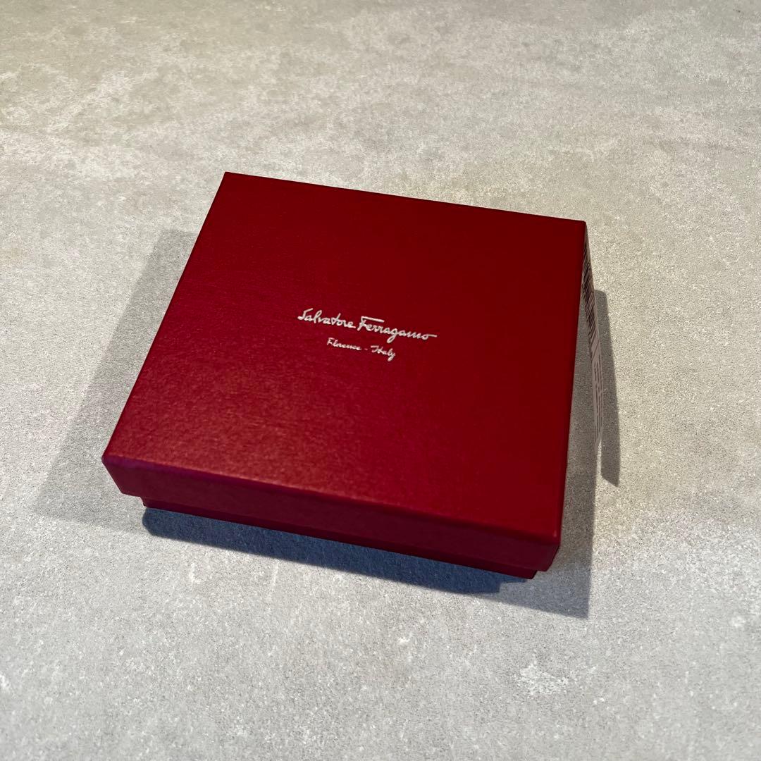 【Rico】フェラガモ エナメルリボン財布　二つ折り財布